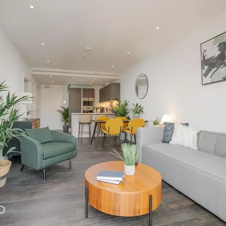 Portico Residences - Spacious 1-Bed Apartment In Nine Elms With Pool